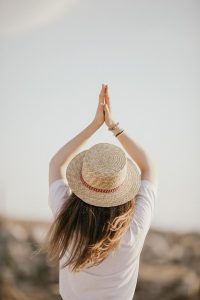 农场主的女儿们 在线观看 乡村情事电影封面，金黄麦田背景下两位女性角色的对话场景，暖色调乡村风情